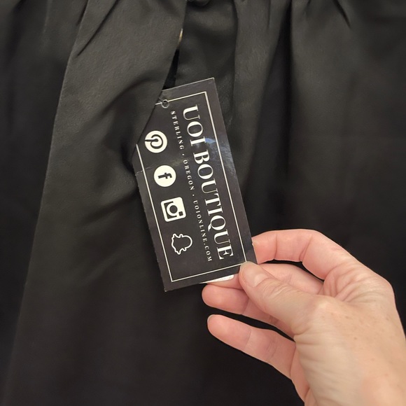 UOI Boutique black silk top, padded shoulders - Picture 2 of 4